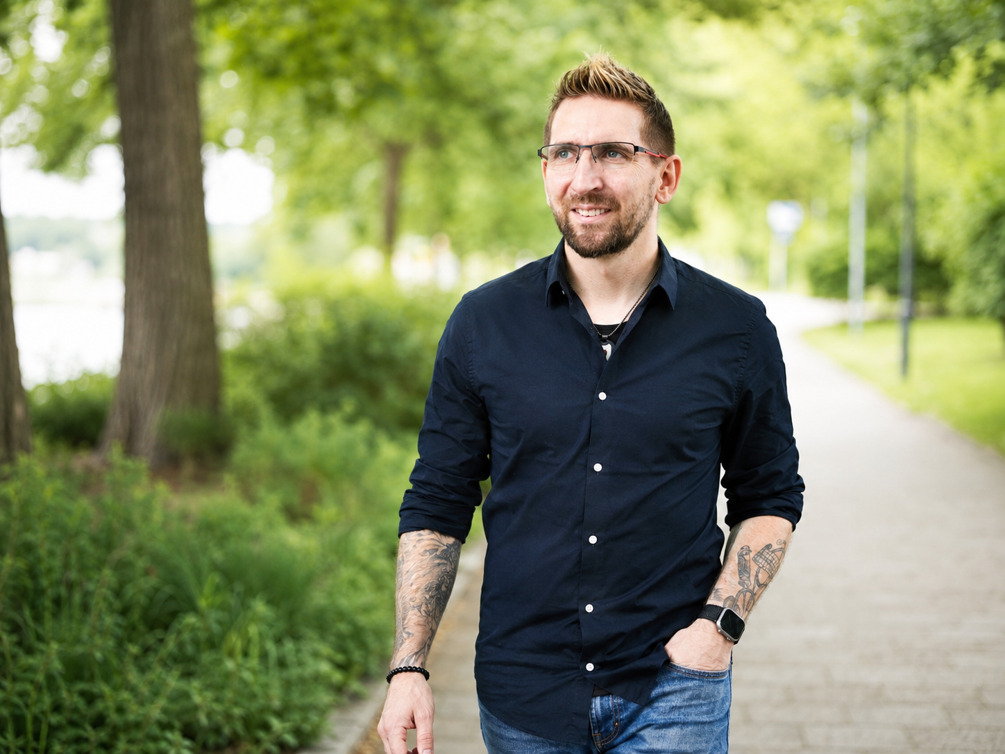 Dominik Allwardt bei einem Spaziergang am Wasser