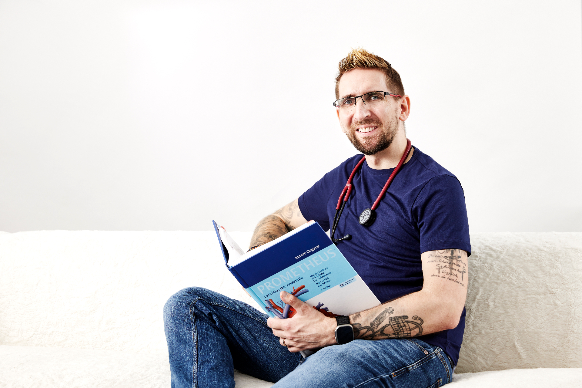 Dominik Allwardt mit medizinischem Fachbuch
